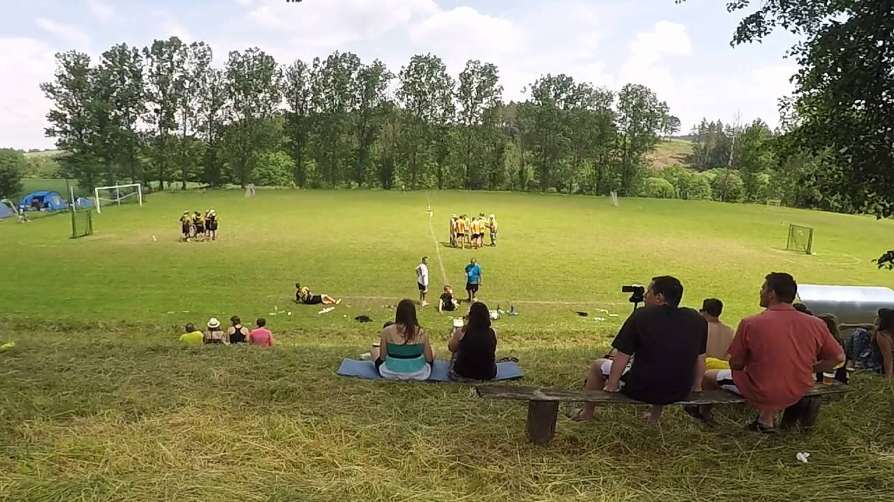 typické lakrosové hřiště
